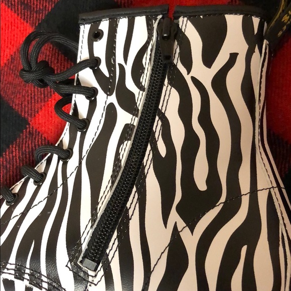 Women’s Dr. Martens Delaney Boots Zebra Size 7 NEW - Picture 3 of 6
